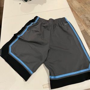 Nike basketball boys shorts Size Medium